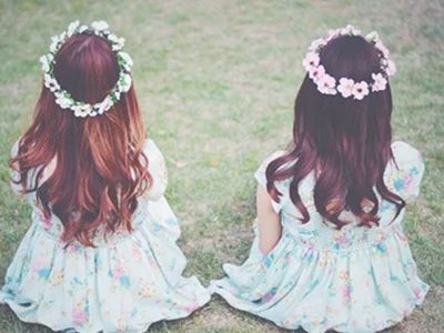 画座ってる二人の女の子